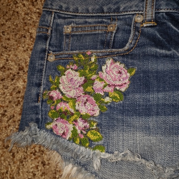 Rose Embroidered Frayed Hem Shorts - Picture 4 of 5